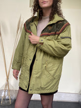 Charger l&#39;image dans la galerie, Manteau olive à motifs