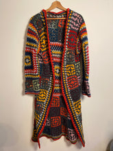 Charger l&#39;image dans la galerie, Cardigan long en crochet multicolore