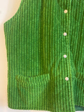 Charger l&#39;image dans la galerie, Veste sans manches velours cotelé verte &quot;Colours of the world&quot;