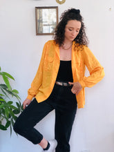 Charger l&#39;image dans la galerie, Chemise jaune orangé à motifs