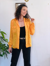 Charger l&#39;image dans la galerie, Chemise jaune orangé à motifs